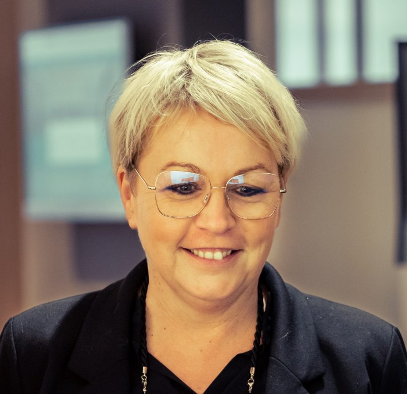 Büro_Innendienst_Handwerk_glücklich Büromanagement - Zusammenarbeit